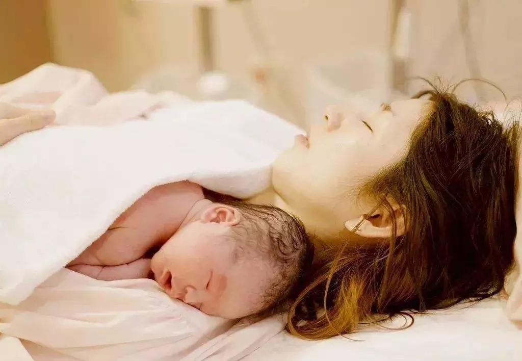 哺乳期宝妈发烧了还能喂奶吗？能吃药吗？